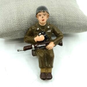 VINTAGE ARNOLD HAUSER MILITARY FIGURE TOY SOLDIER SEATED w/RIFLE & BINOCULARS